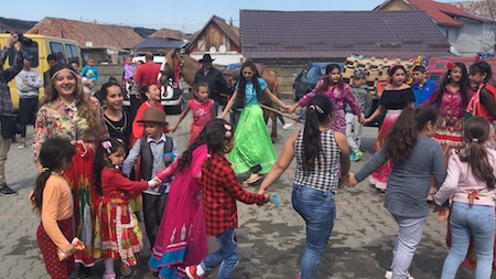 「世界ロマの日」を学校で祝うロマの子供達